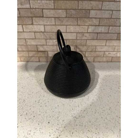 Cast Iron Japanese Black Ribbed Texture Tetsubin Teapot - Picture 4 of 5